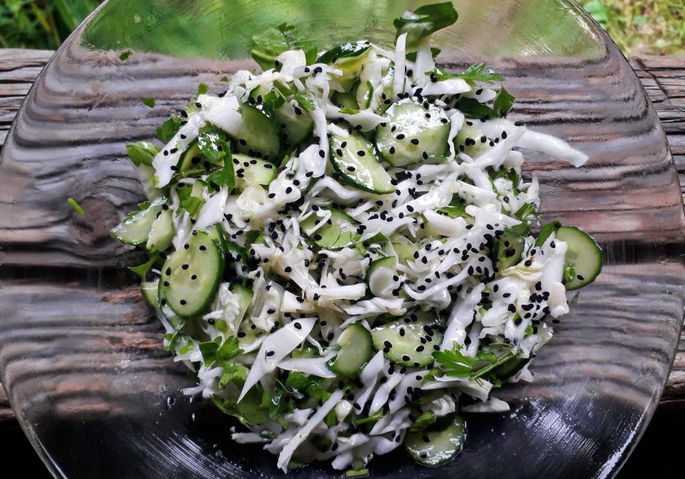 recepti smachnij domashnij ovochevij salat z chornim kunzhutom 68f1908b03a5b Рецепти: Смачний домашній овочевий салат з чорним кунжутом