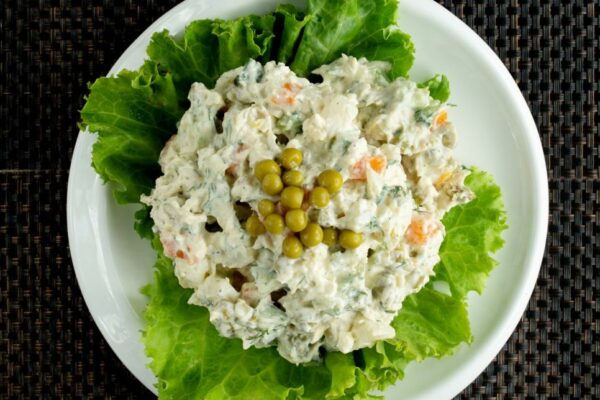 recepti smachnij domashnij salat iz vidvarenim yazikom 690405628b909 Рецепти: Смачний домашній салат із відвареним язиком