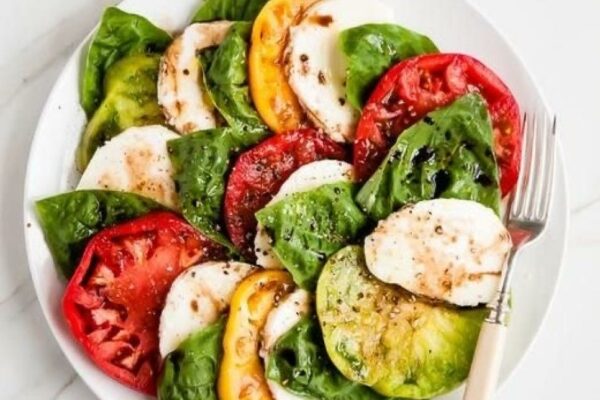 recepti smachnij sitnij domashnij salat kapreze 68df1b69a1f44 Рецепти: Смачний ситний домашній салат «Капрезе»