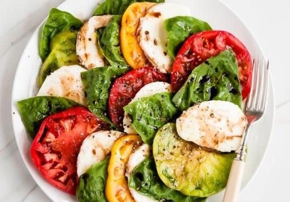 recepti smachnij sitnij domashnij salat kapreze 68df1b69a1f44 Рецепти: Смачний ситний домашній салат «Капрезе»