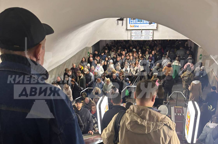 u kiyevi zniklo svitlo na dvox stanciyax metro 68eed709f2957 У Києві зникло світло на двох станціях метро