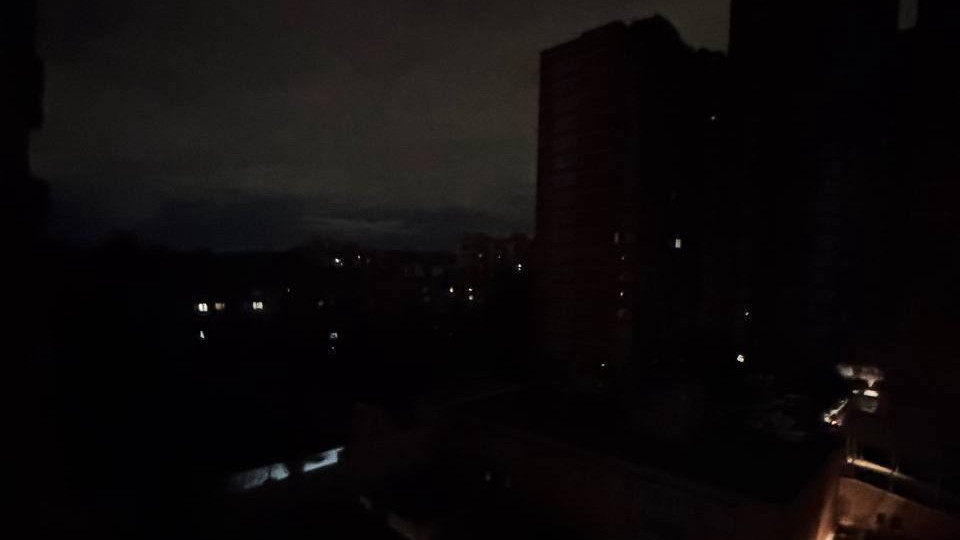 u kiyevi zniklo svitlo v dekilkox rajonax shho kazhut u kmda foto ta video 68eed6c8c477d У Києві зникло світло в декількох районах: що кажуть у КМДА, фото та відео