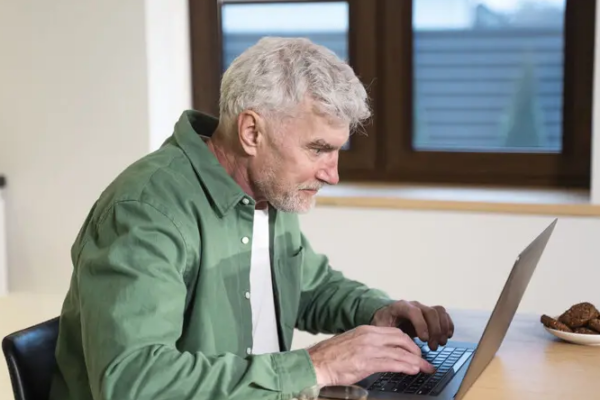 chi potribno pracyuyuchomu pensioneru skanuvati trudovu knizhku i podavati d197d197 do pfu rozyasnennya 690a85ff5e5f1 Чи потрібно працюючому пенсіонеру сканувати трудову книжку і подавати її до ПФУ — роз’яснення