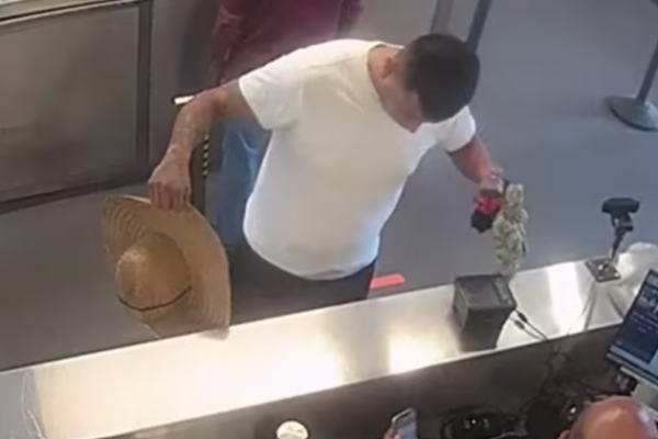 cholovika zvinuvachuyut u sprobi kontrabandi ridkisnix papug zaxovanix u bilizni 691cfad976f64 Чоловіка звинувачують у спробі контрабанди рідкісних папуг, захованих у білизні