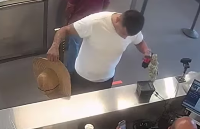 cholovika zvinuvachuyut u sprobi kontrabandi ridkisnix papug zaxovanix u bilizni 691cfad976f64 Чоловіка звинувачують у спробі контрабанди рідкісних папуг, захованих у білизні