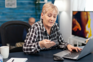 pensioner prodovzhuye xoditi na robotu chi mozhna odnochasno otrimuvati povnu pensiyu i zarplatu 69263604d5c34 Пенсіонер продовжує ходити на роботу — чи можна одночасно отримувати повну пенсію і зарплату