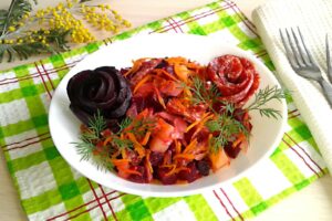 recepti smachnij domashnij salat iz korejskoyu morkvoyu ta kopchenostyami 690d40398c0cb Рецепти: Смачний домашній салат із корейською морквою та копченостями