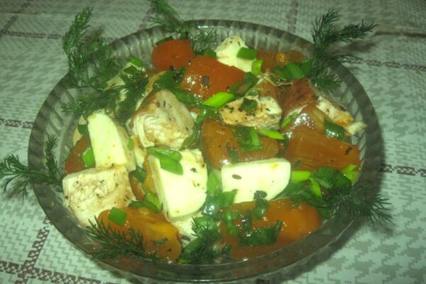 recepti smachnij originalnij pikantnij salat iz xurmoyu 69167a584c062 Рецепти: Смачний оригінальний пікантний салат із хурмою