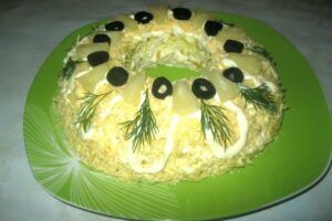 recepti smachnij pikantnij domashnij salat z kopchenoyu kurochkoyu ta ananasami 691fb4f3e82ee Рецепти: Смачний пікантний домашній салат з копченою курочкою та ананасами