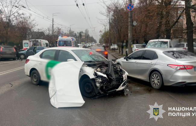 u kiyevi stalosya potrijne dtp za uchasti taksi dvox lyudej gospitalizovano 692f6fb11e986 У Києві сталося потрійне ДТП за участі таксі: двох людей госпіталізовано